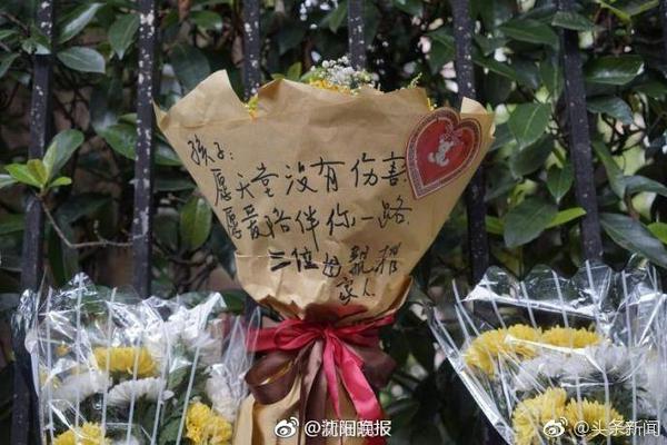 西女足赛后大巴区庆祝引争议！莱曼：这事在男足身上发生难以想象